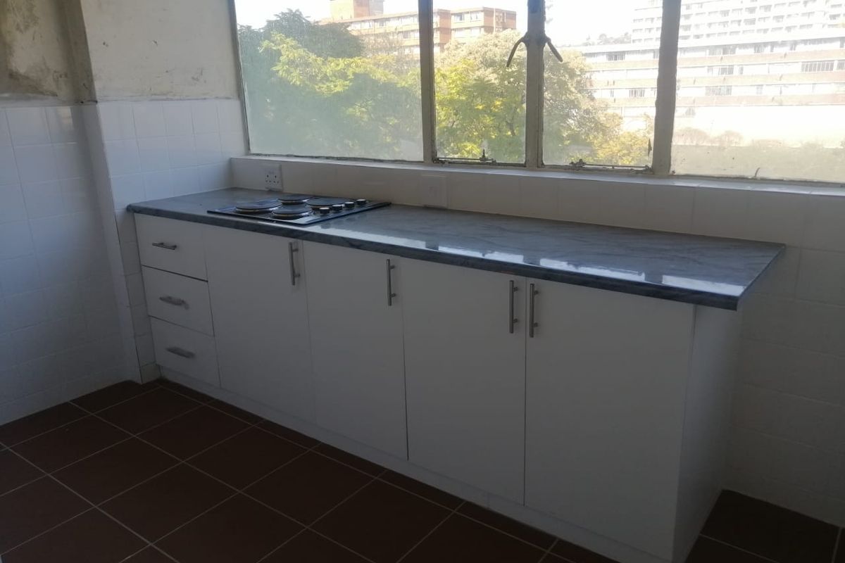 **Spacious Room Available for Rent in Prime Location** - Photo 4