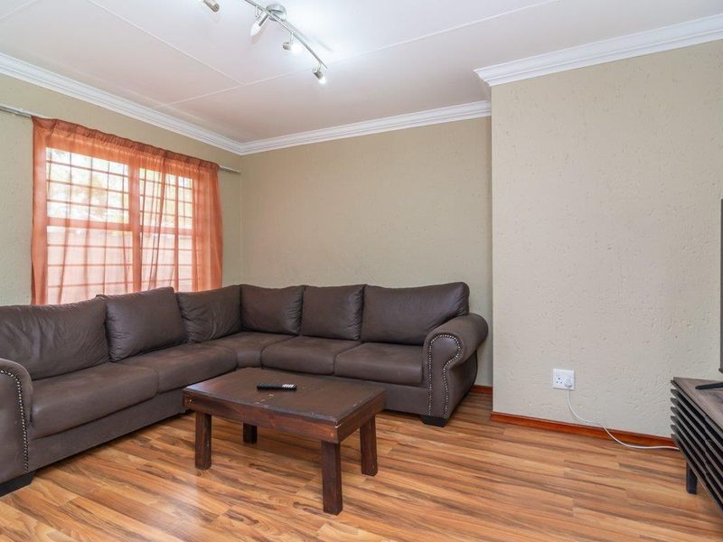 Chic Townhouse Perfect for First-Time Buyers & Downsizers! - Photo 5