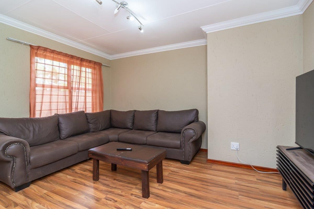 Chic Townhouse Perfect for First-Time Buyers & Downsizers! - Photo 5