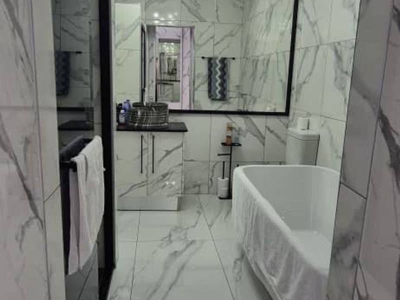 beautifully upgraded double-storey home for sale in Kleine Kuppe - Photo 6