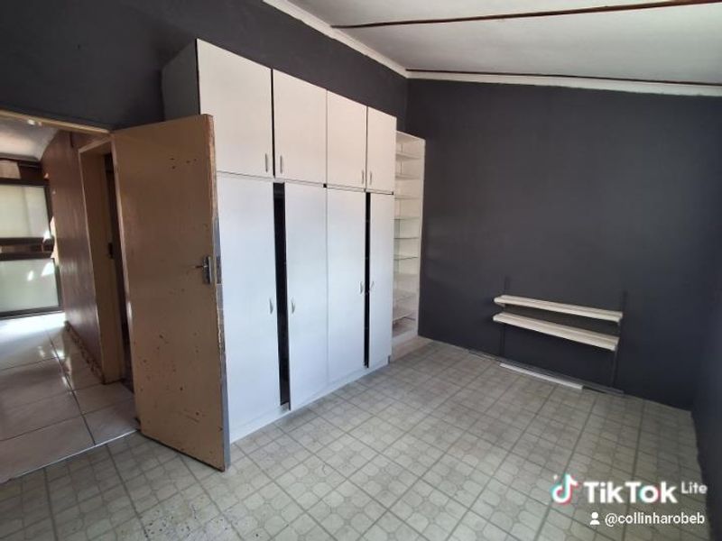 FOR SALE Spacious 4 Bedroom Home in Katutura. - Photo 8