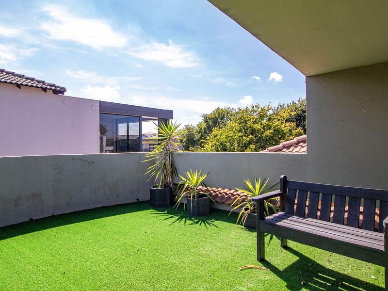 Your Dream Home Awaits in Sought-After La Como Lifestyle Estate! - Photo 7