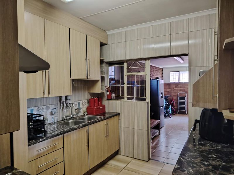 Stunning 3 bedroom townhouse - Photo 5