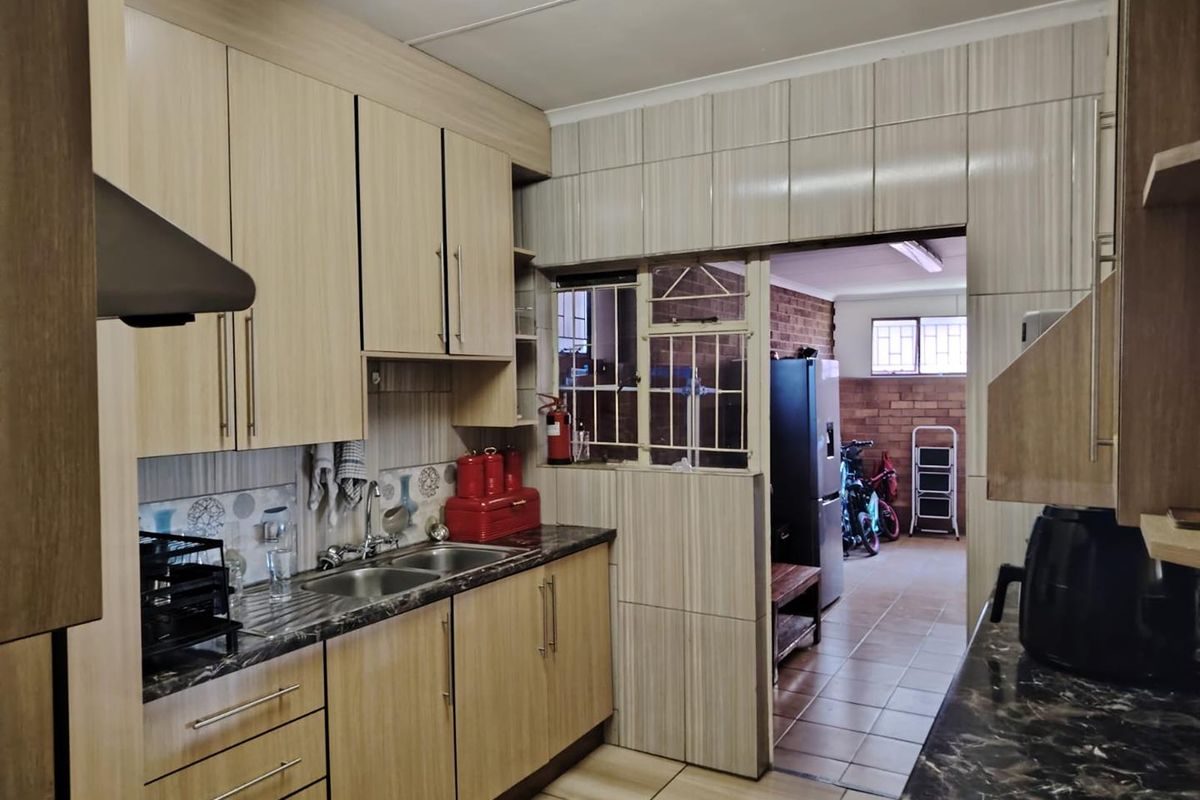 Stunning 3 bedroom townhouse - Photo 5