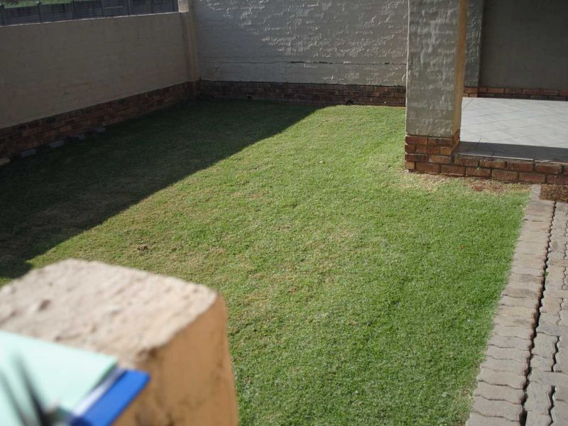 Lovely Cozy Townhouse 2 Bedroom with Garage and Carport - Photo 4