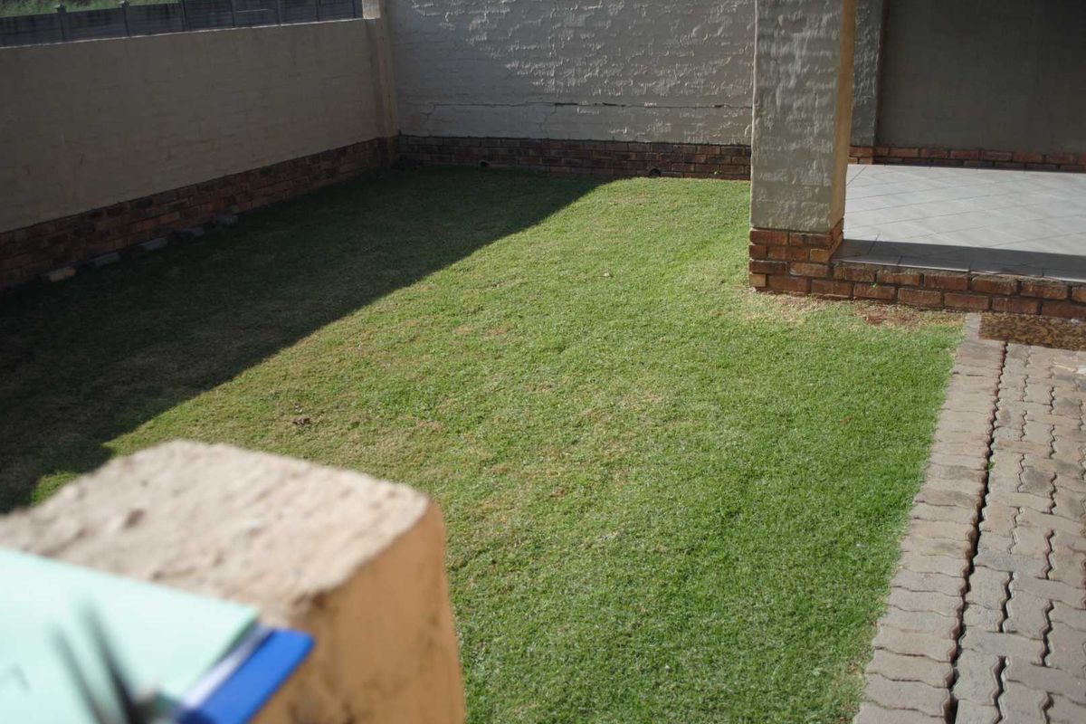 Lovely Cozy Townhouse 2 Bedroom with Garage and Carport - Photo 4