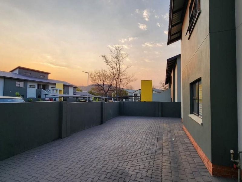 Catch it if you can ! – Stunning 3-Bedroom Townhouse to rent in Waterval East, Rustenburg - Photo 2
