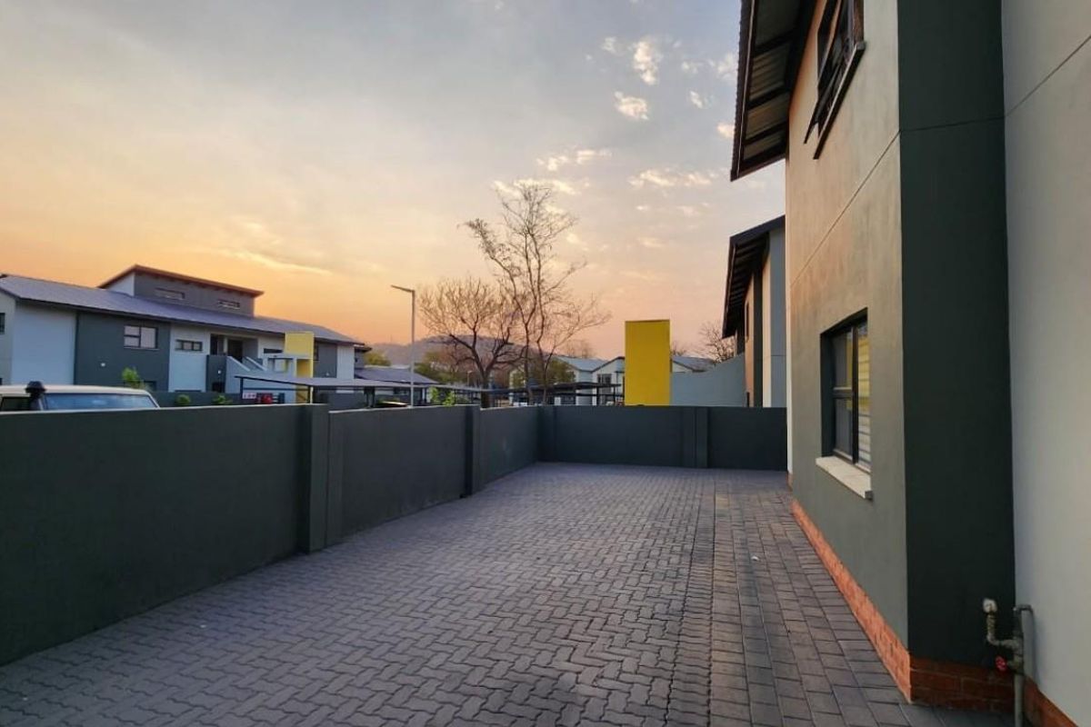 Catch it if you can ! – Stunning 3-Bedroom Townhouse to rent in Waterval East, Rustenburg - Photo 2