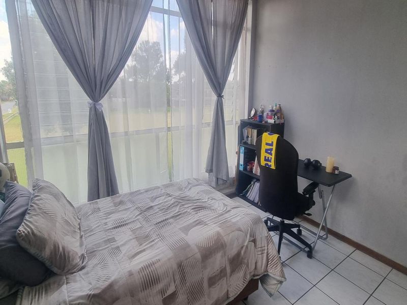 Cozy 2 Bedroom Unit with Balcony & Pool Access - Photo 10