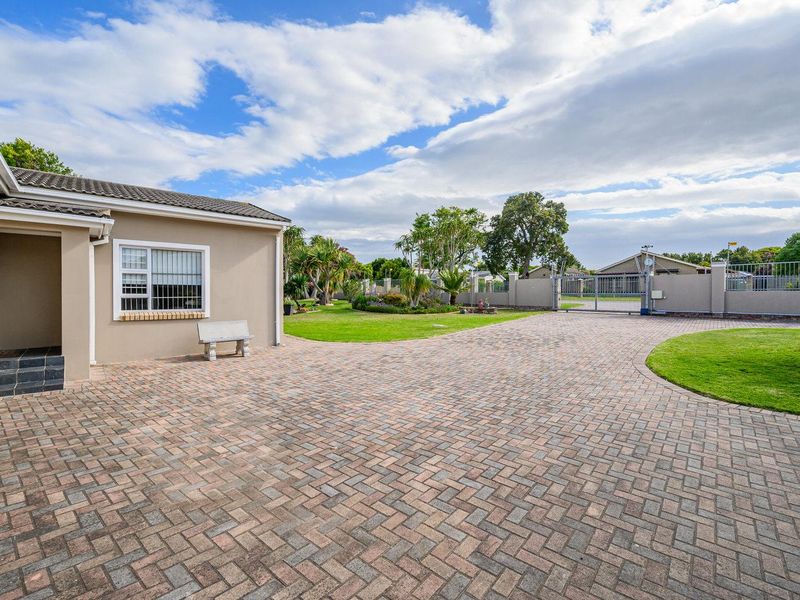 EXECUTIVE HOME FOR SALE IN BEVERLEY GROVE - Photo 4