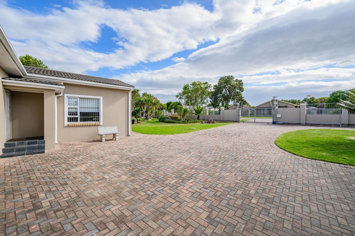 EXECUTIVE HOME FOR SALE IN BEVERLEY GROVE - Photo 4