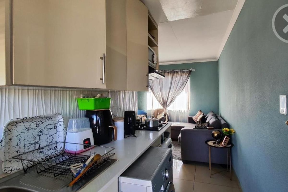 First-Floor Gem: Townhouse in Wood Lake Complex - Photo 5