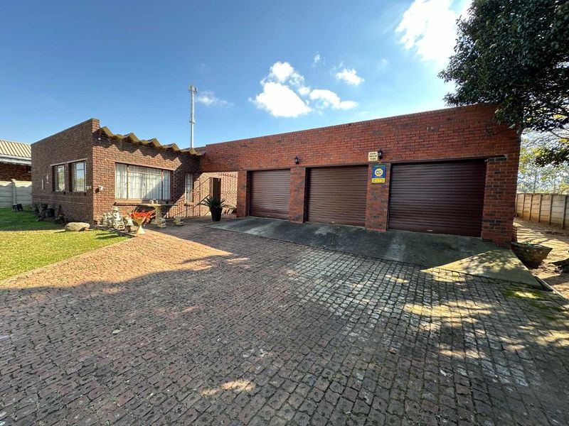 Charming 4 bedroom home with income-generating flat in Glencoe - Photo 2