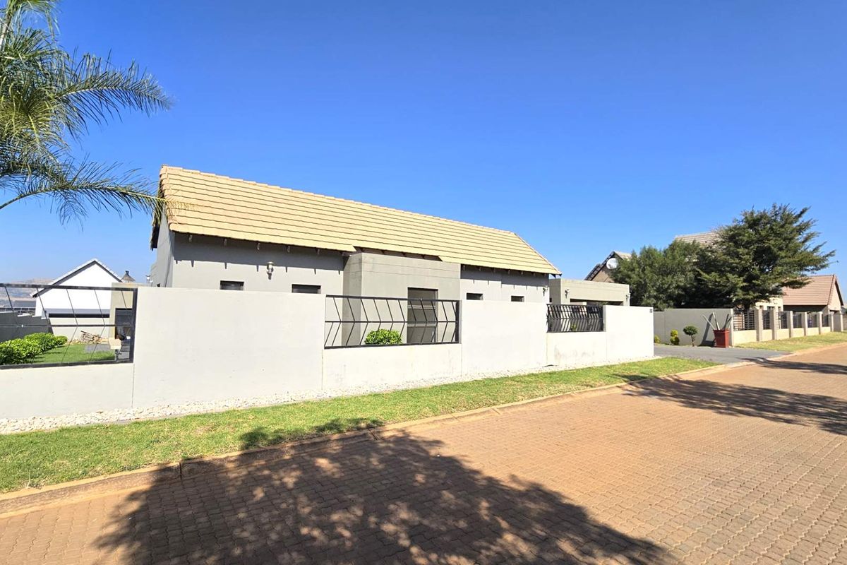 MODERN 3 BEDROOM HOUSE IN LELOKO LIFESTYLE ESTATE - Photo 2