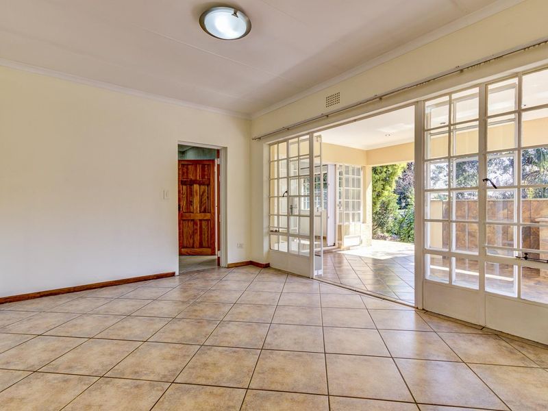 GRACIOUS FIVE BEDROOMED HOME ON 1545M2 STAND - A STONE'S THROW FROM HOMESTEAD DAM! - Photo 8