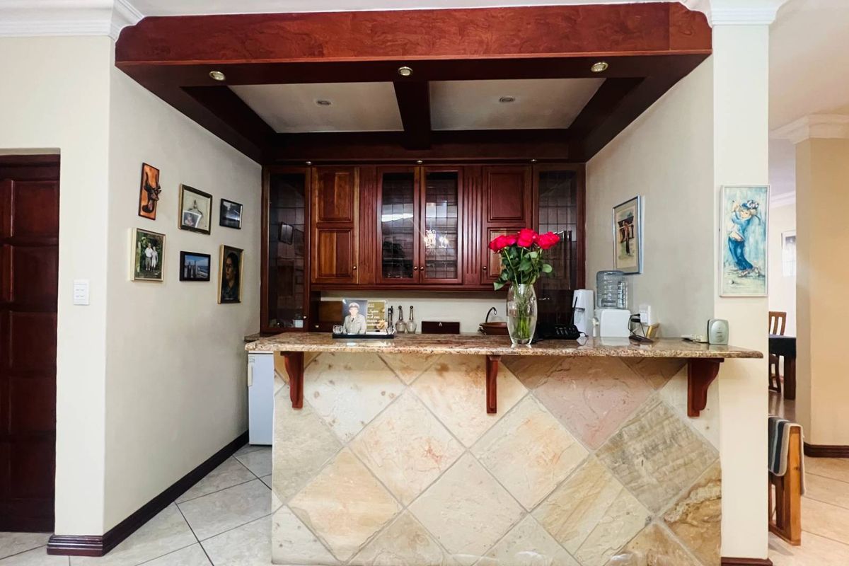 A Rare Midstream Gem - Immaculate, Freshly Painted Family Home | 3 Bedrooms | 1 Study | 3 Bathrooms | Midstream Estate - Photo 3