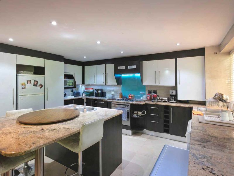 Ground floor 3 Bedroom Apartment with lots of private and communal gardens - Photo 8