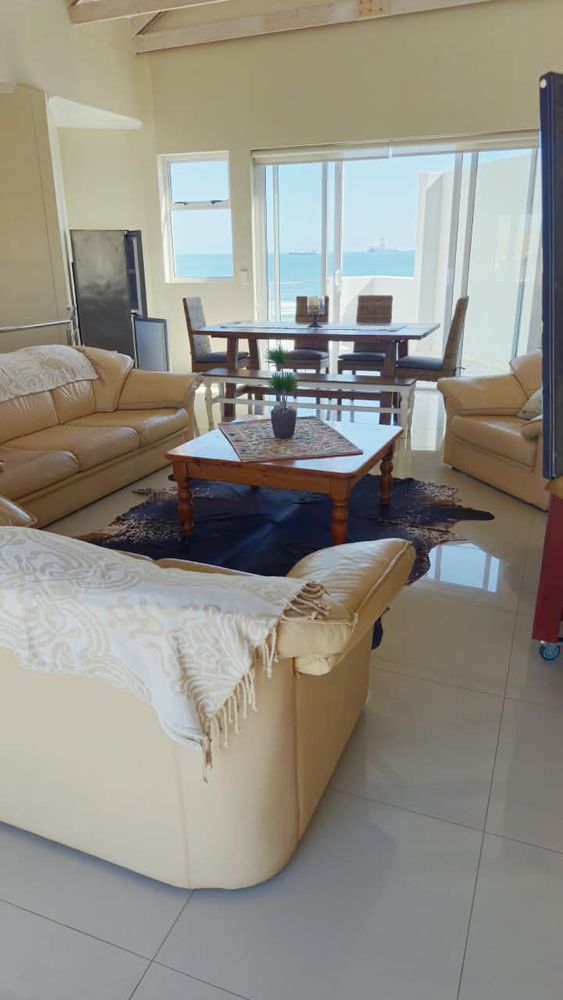 Extended view of the entertainment area / Family room  