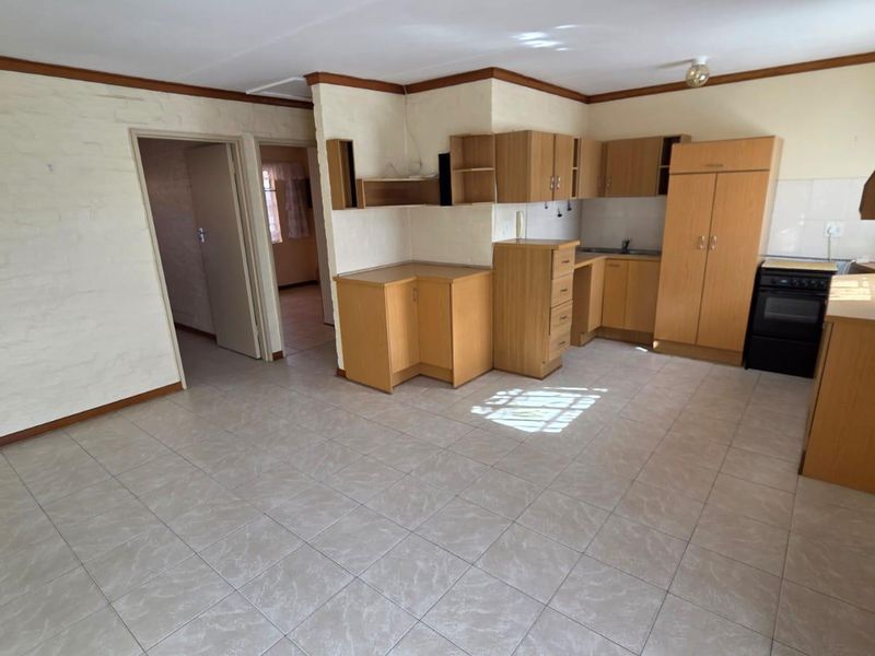 Charming & Secure Low-Maintenance Townhouse – Perfect Starter Home or Investment! - Photo 2