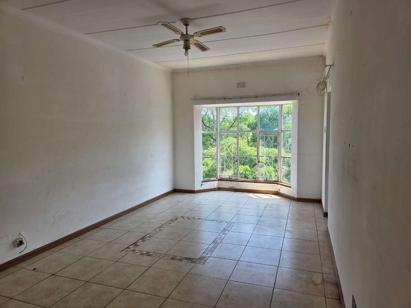 TOP FLOOR APARTMENT - Photo 7