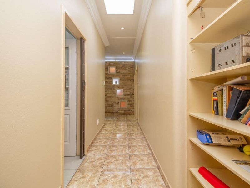 Large family Home in move in condition. - Photo 8