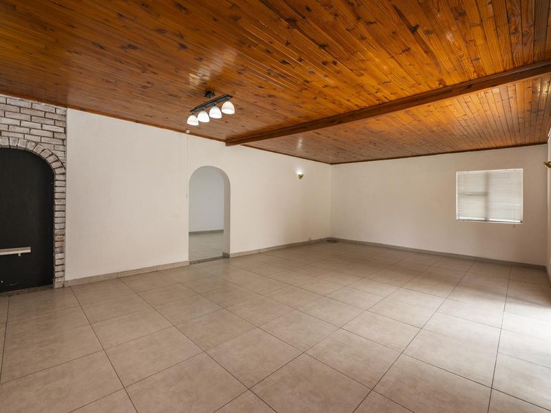 URGENT SALE.  Immaculate 3 bedroomed home with a exquisite spacious 2 bedroomed Flat/Second dwelling - Photo 8