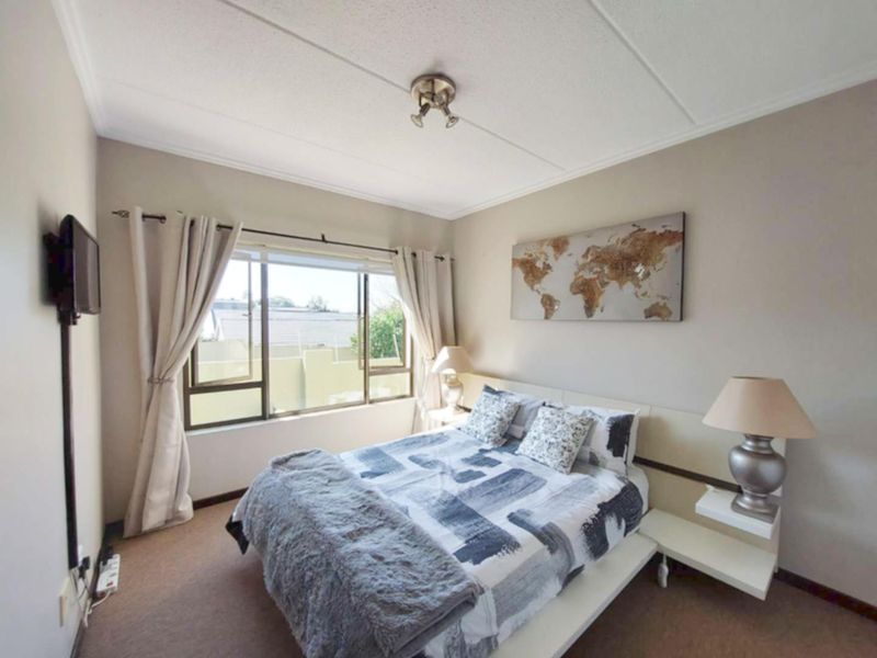 Fully Furnished 2-Bed Executive Apartment in Secure Bryanston Complex - Photo 7