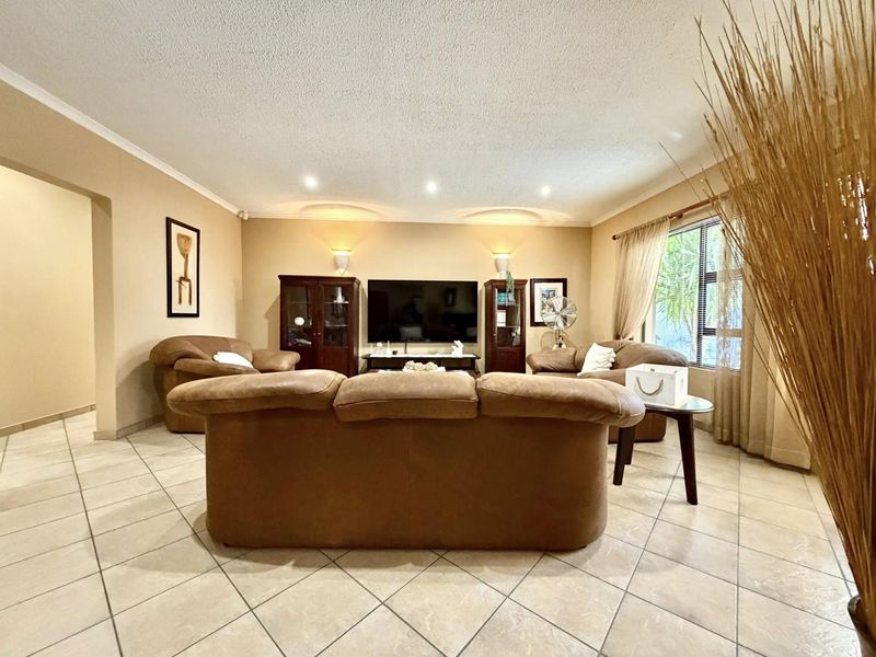 4 Bedroom House FOR SALE in Windhoek Country Club Estate - Photo 7