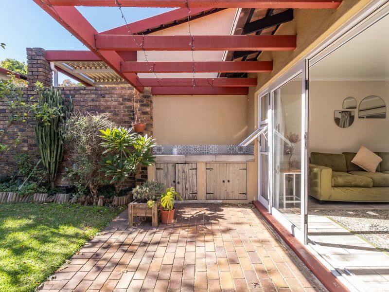 Spacious and Sunny Town house in sought after area of Gallo Manor - Photo 1