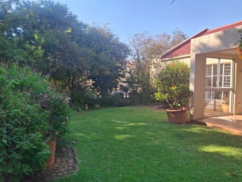 A GORGEOUS TWO BEDROOM SIMPLEX - Photo 2