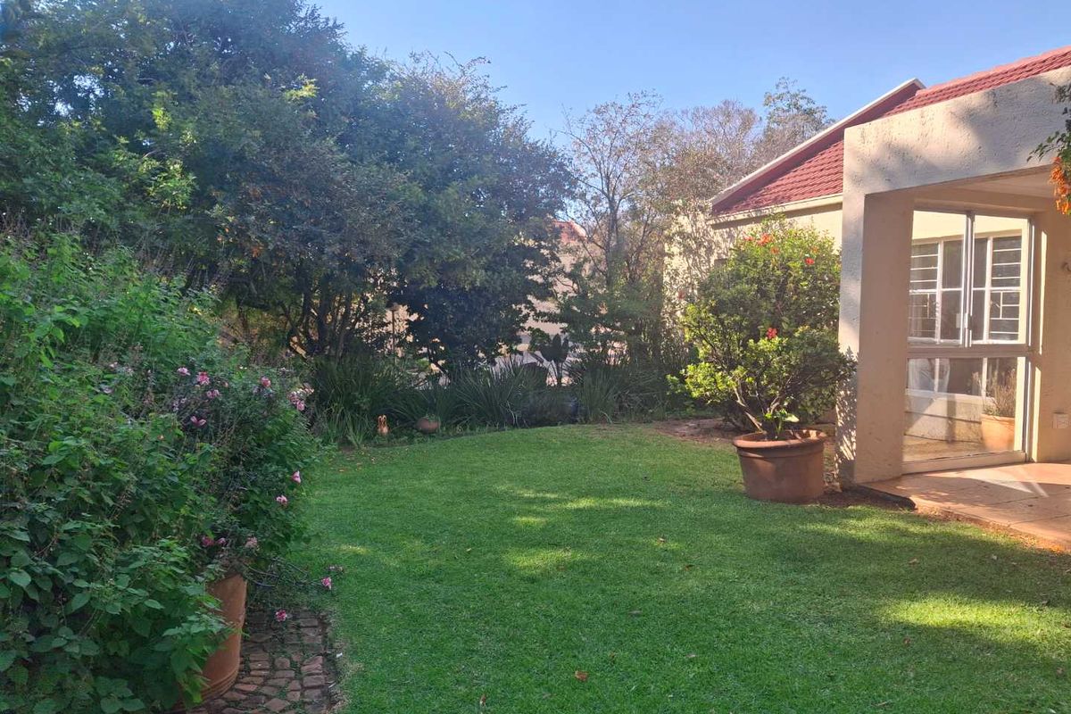 A GORGEOUS TWO BEDROOM SIMPLEX - Photo 2