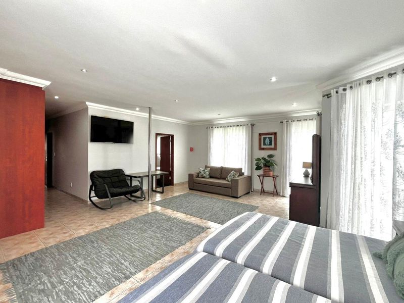 Luxury Family Home - Photo 10