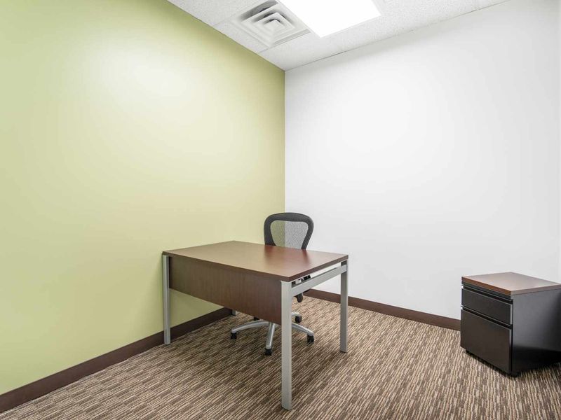 Private office space tailored to your business’ unique needs in Regus  Central. - Photo 3