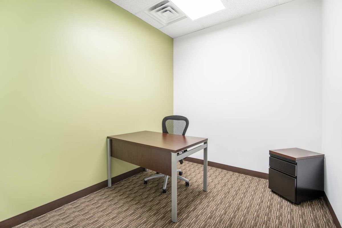 Private office space tailored to your business’ unique needs in Regus  Central. - Photo 3