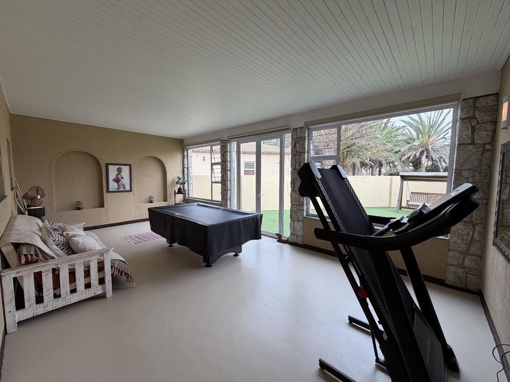 Sunroom / entertainment area leading to outside garden