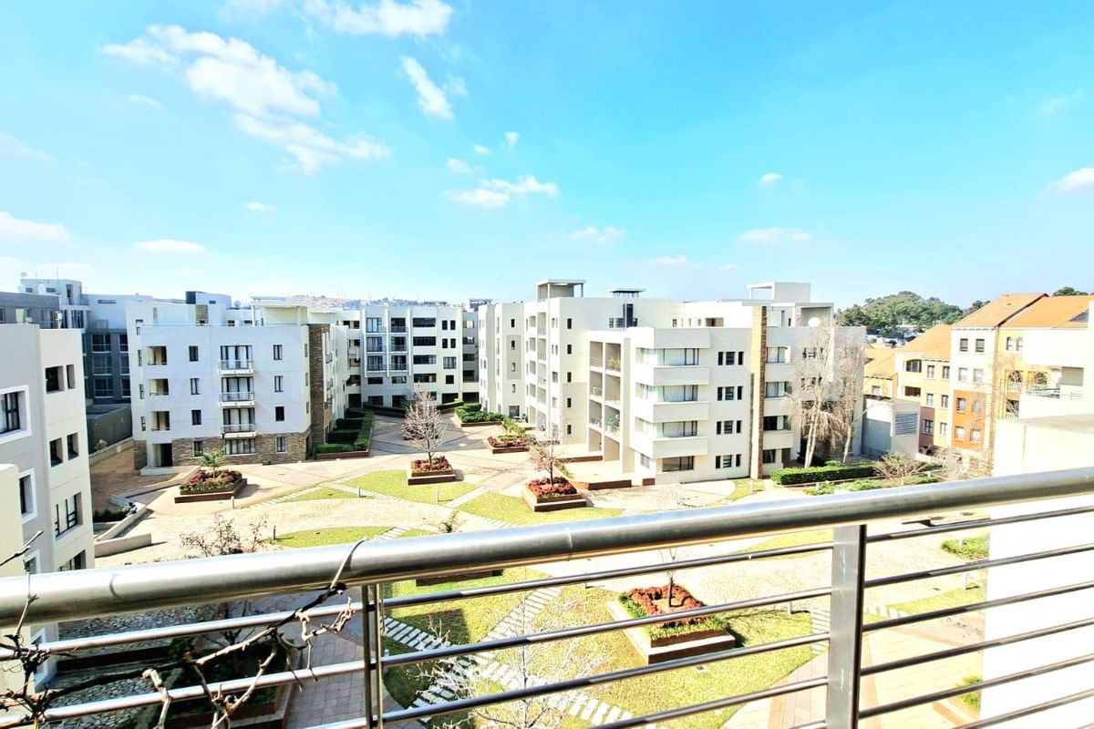 Spacious Bedford Centre Apartment – Prime Position, Exceptional Potential! - Photo 2