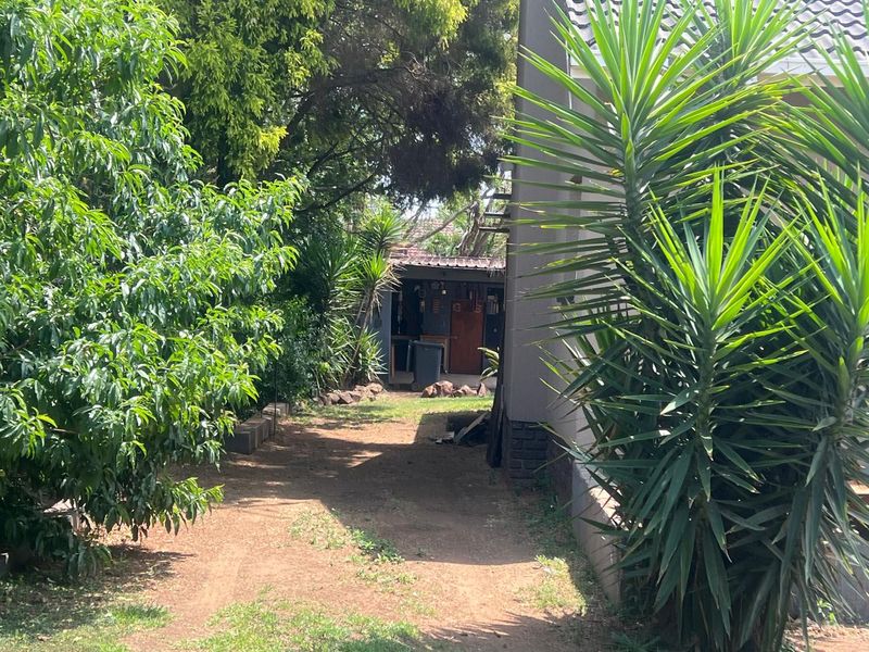 Family home in the heart of Brackendowns. - Photo 8