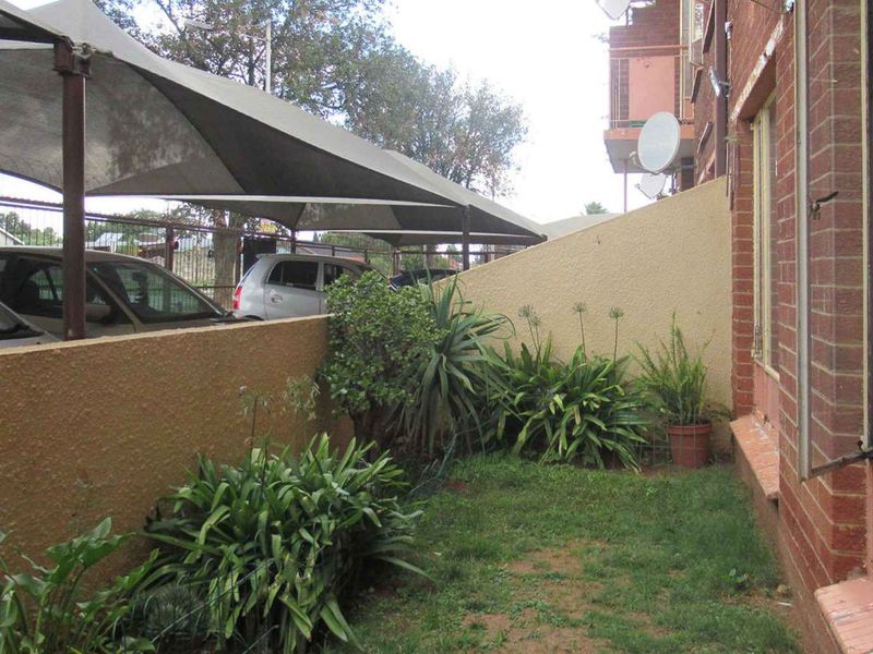 This starter home is perfect for young professionals or for a small family. - Photo 5