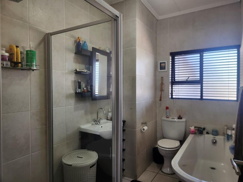 Charming North-Facing 2-Bedroom Unit in Modern Complex - Photo 2