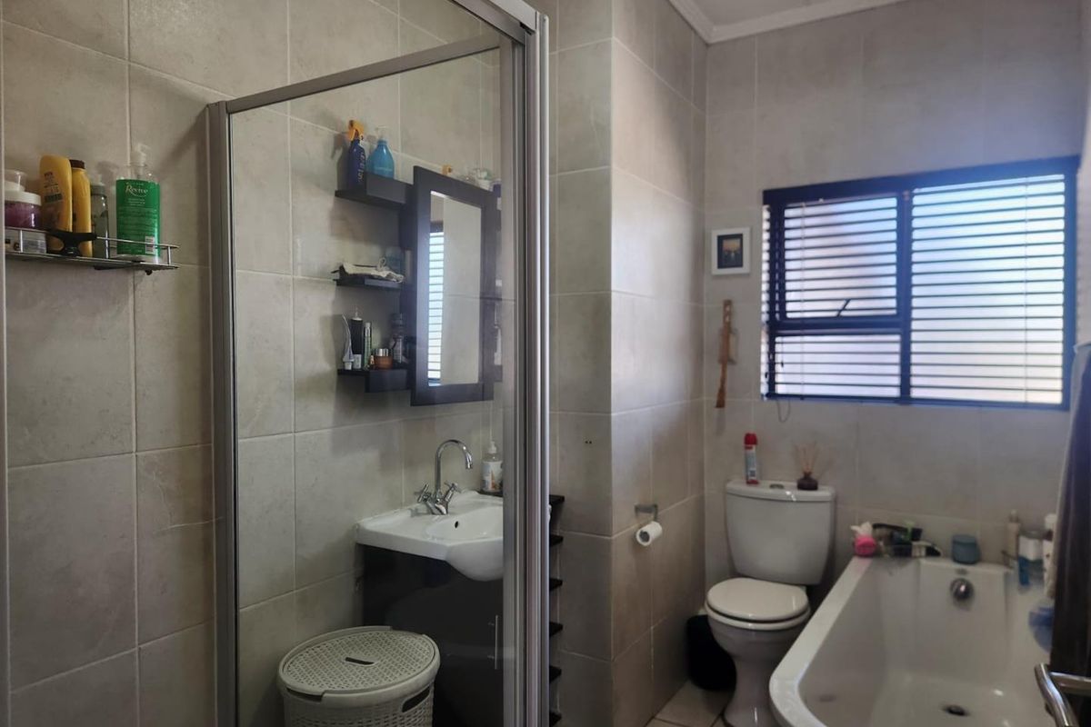 Charming North-Facing 2-Bedroom Unit in Modern Complex - Photo 2