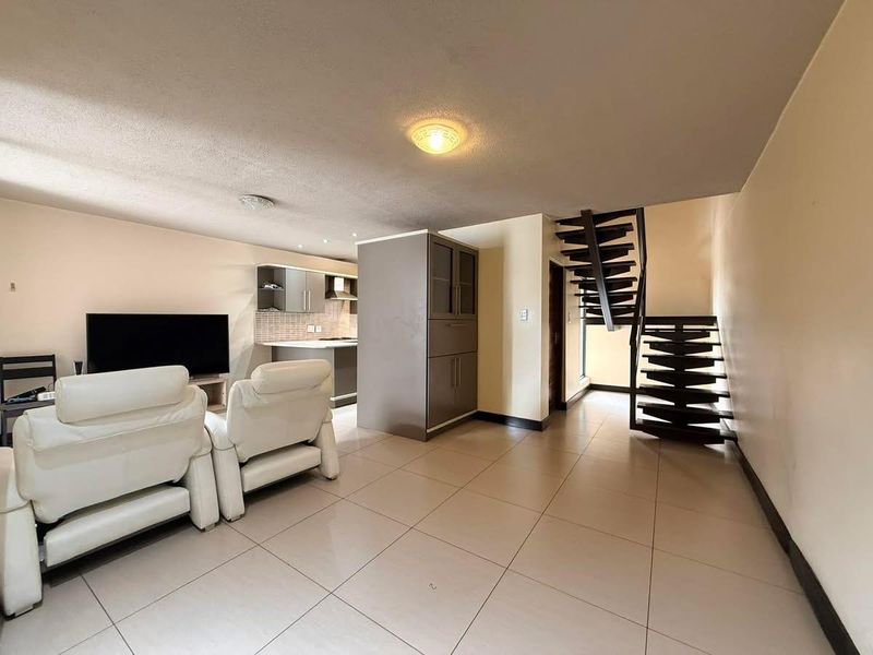 Modern double-storey townhouses situated within the secure and highly sought-after Villas Erikson Complex - Photo 4