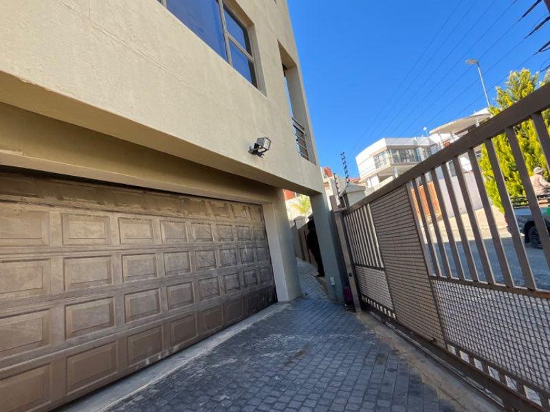 🏛️ FOR SALE | AUASBLICK Double STORY LUXURY HOME Erf Size 750 square meters N$8,454 000 | Excl. costs  6 Bed | 3 Bath | 3 living Areas | - Photo 4