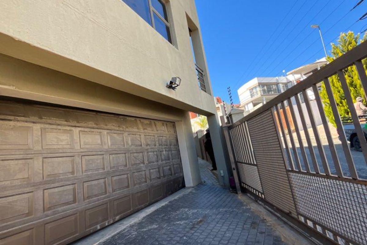 🏛️ FOR SALE | AUASBLICK Double STORY LUXURY HOME Erf Size 750 square meters N$8,454 000 | Excl. costs  6 Bed | 3 Bath | 3 living Areas | - Photo 4