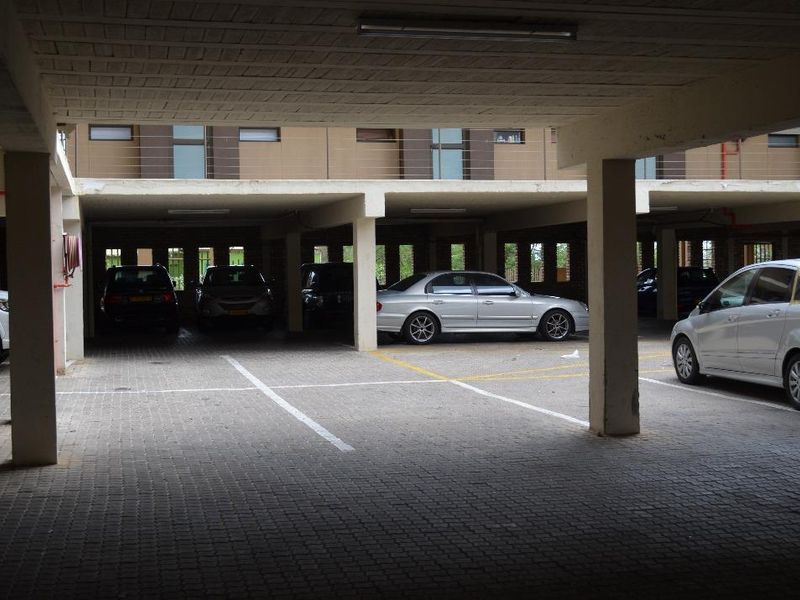 City View! One Bedroom Apartment on the ground floor. - Photo 10