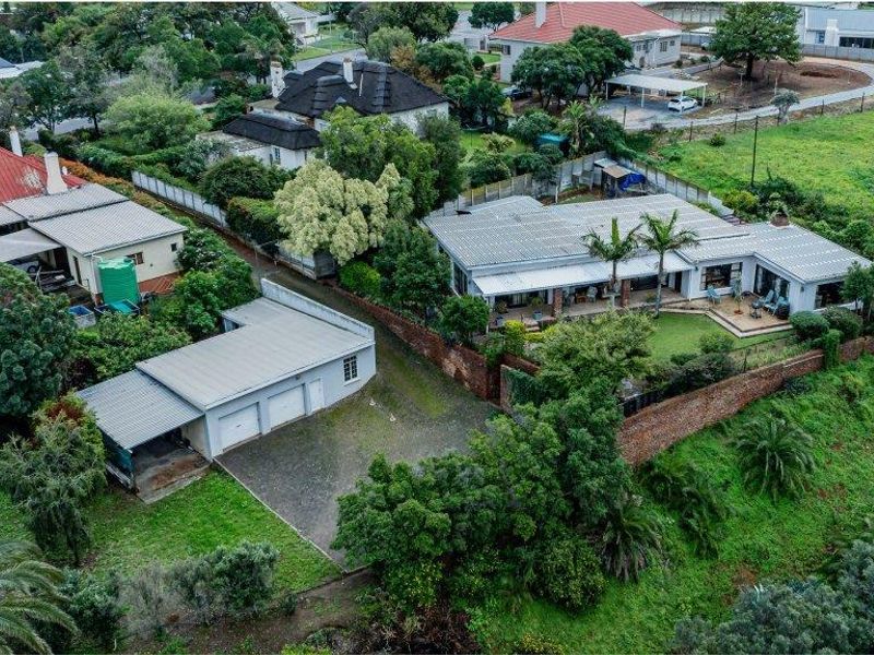 Immaculate family home in best position with views - Photo 2