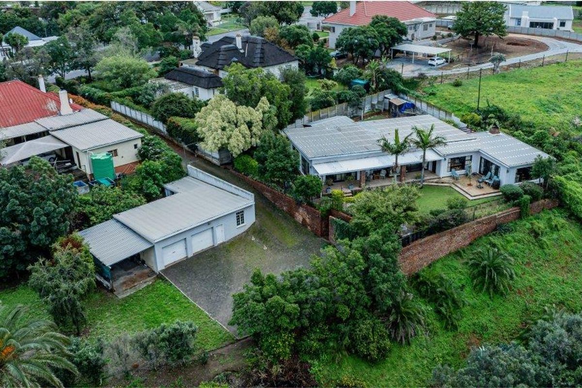 Immaculate family home in best position with views - Photo 2