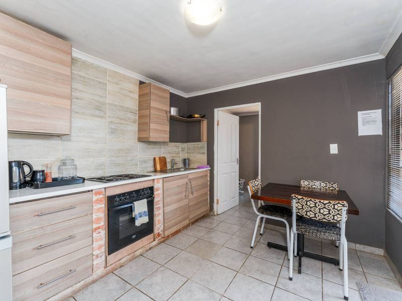 Versatile 3-Bedroom Home with Two Separate Entrances – Excellent Investment Opportunity - Photo 2