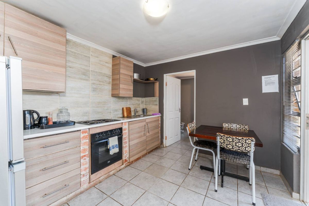 Versatile 3-Bedroom Home with Two Separate Entrances – Excellent Investment Opportunity - Photo 2