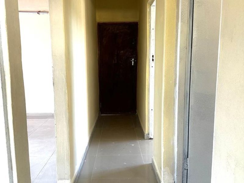 Spacious 3-Bedroom Family Home with Garage, Carport and Additional Accommodation - Photo 6