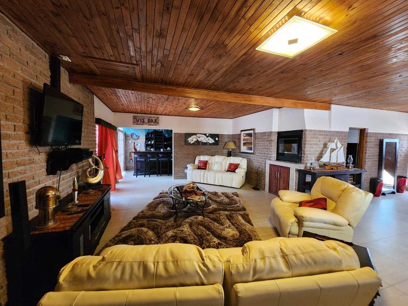 Face brick, low maintenance house with flat. - Photo 9